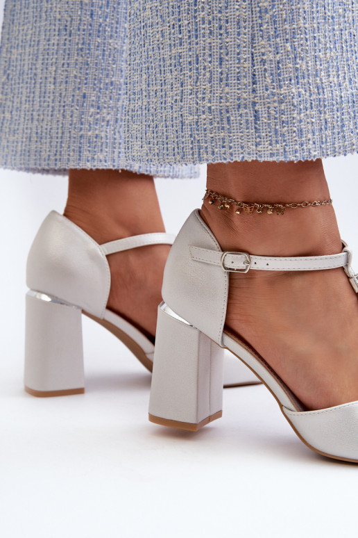 Elegante Wildleder-High-Heels mit funkelnden Ösen in Silber von Aniya