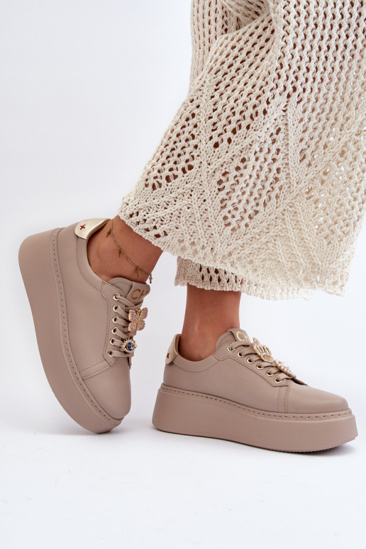 Baskets modèle chaussures avec de... Baskets modèle chaussures avec de...