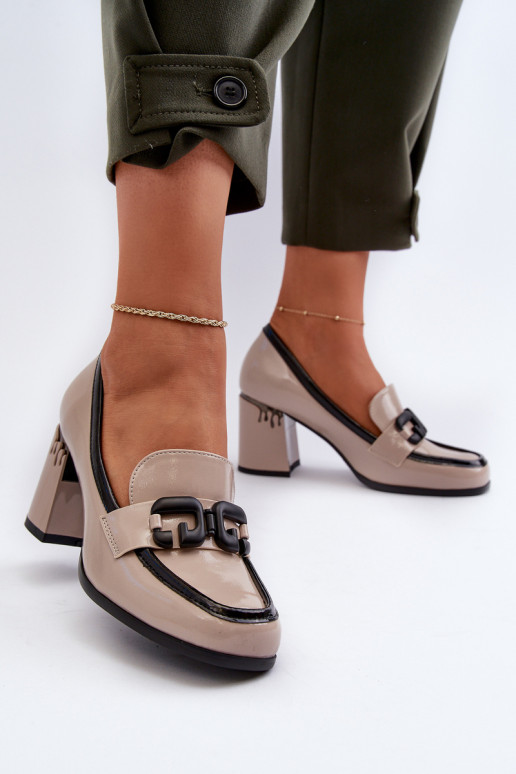 Chaussure laquée à talons de couleur beige