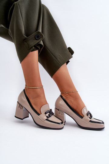 Chaussure laquée à talons de couleur beige 2