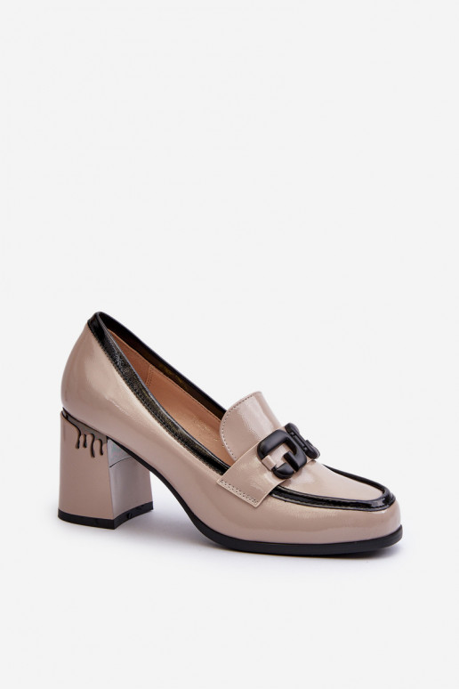 Chaussure laquée à talons de couleur beige