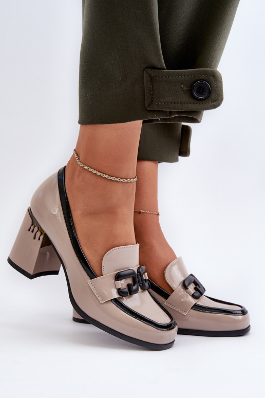 Chaussure laquée à talons de couleur beige