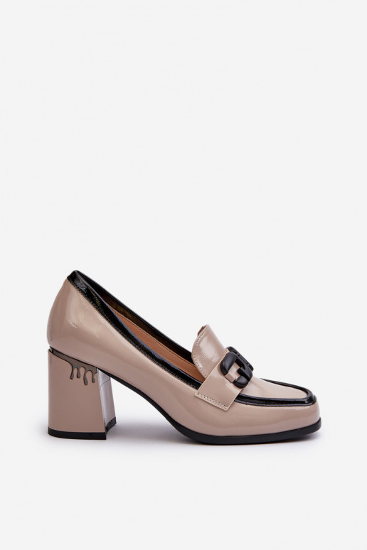 Chaussure laquée à talons de couleur beige