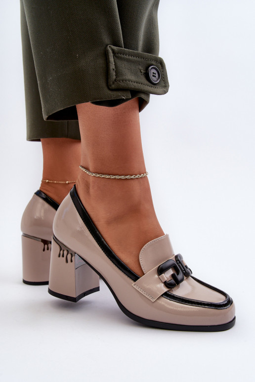 Chaussure laquée à talons de couleur beige