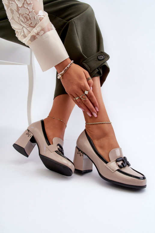 Gelakte schoen met hakken in beige kleur Gelakte schoen met hakken in beige kleur