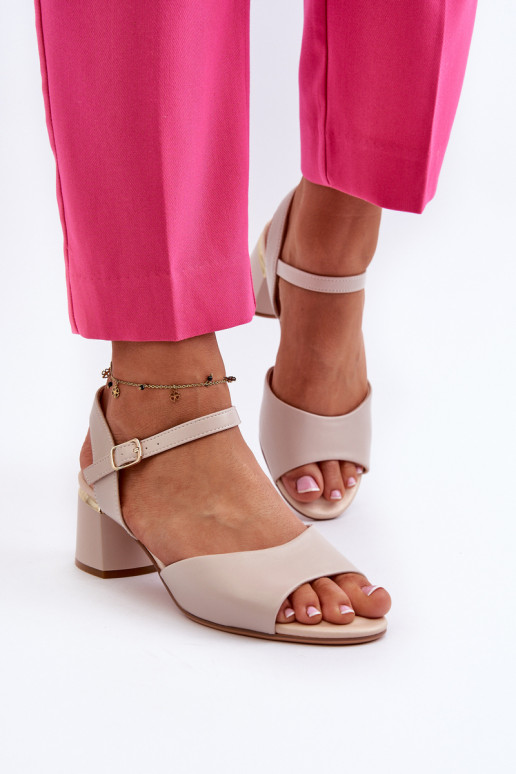 Damensandalen mit niedrigem Absatz in... Damensandalen mit niedrigem Absatz in...