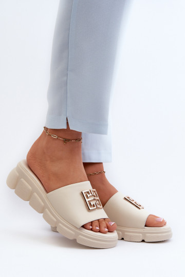 Chaussons Vinceza en cuir beige avec détails dorés 2