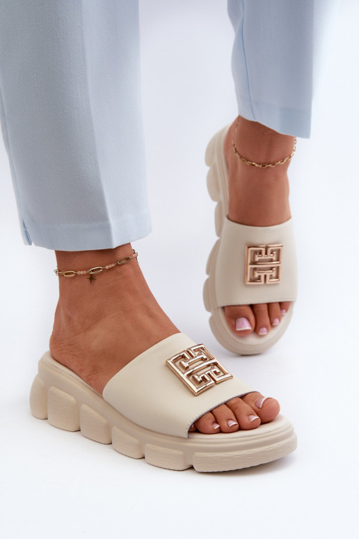 Chaussons Vinceza en cuir beige avec détails dorés