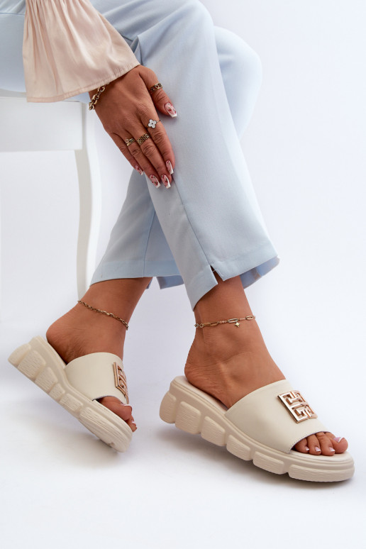 Chaussons Vinceza en cuir beige avec détails dorés