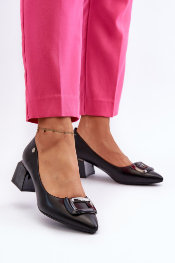 Absatzschuhe mit Ornamenten in der schwarzen Farbe Sarala