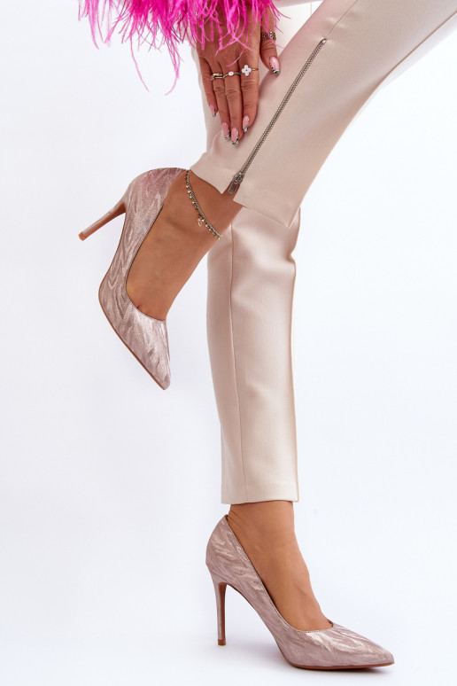 Schoenen met hoge hakken in... Schoenen met hoge hakken in...