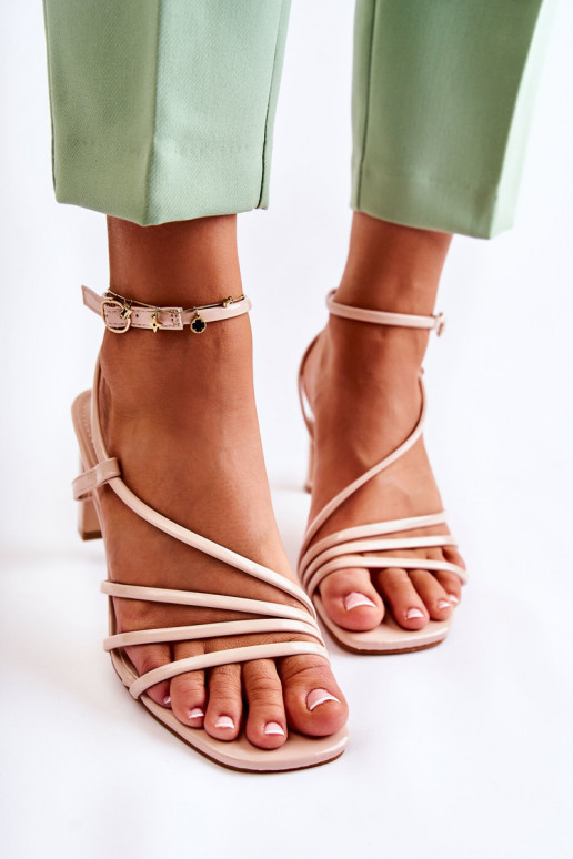 Sandales sandales à talons modèle classique avec effet cuir verni de couleur beige de Milani