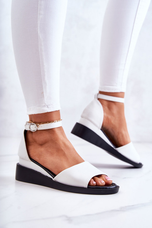 Sandales modèle classique avec boucles de couleur blanche Deserve