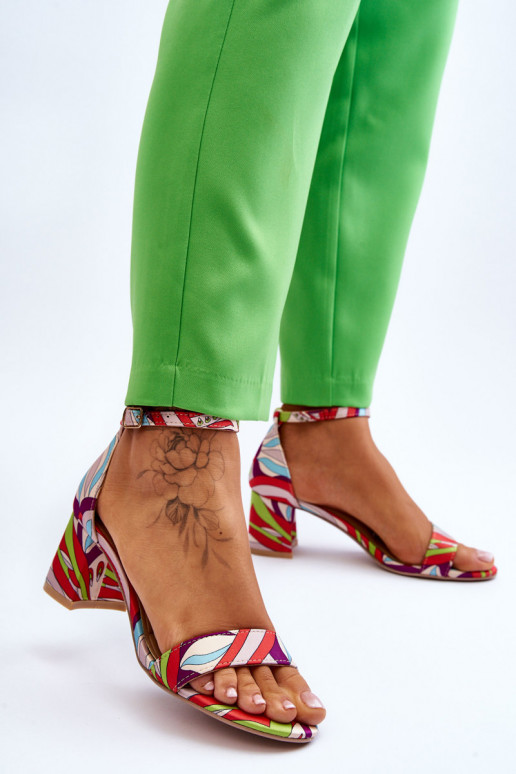 Sandales à talons bas en satin... Sandales à talons bas en satin...