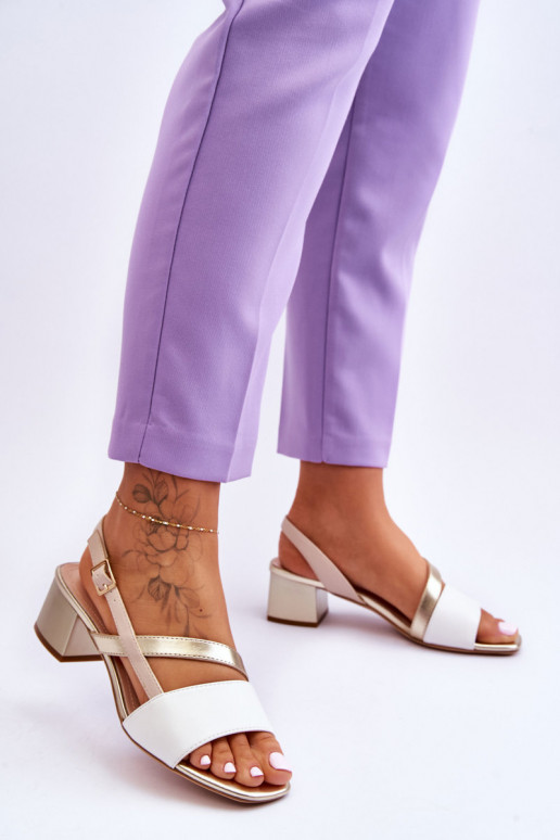 Élégantes sandales à talons hauts en... Élégantes sandales à talons hauts en...