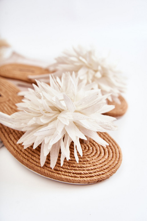 Chaussons légers de couleur blanche...