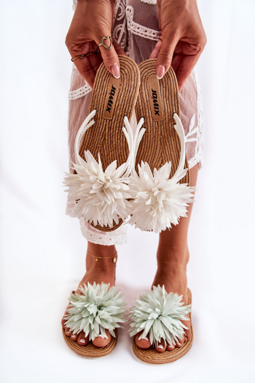 Chaussons légers de couleur blanche...