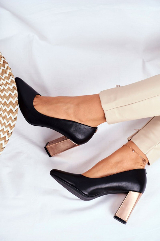 Chaussures d'un modèle classique avec un talon décoré de Sergio Leone