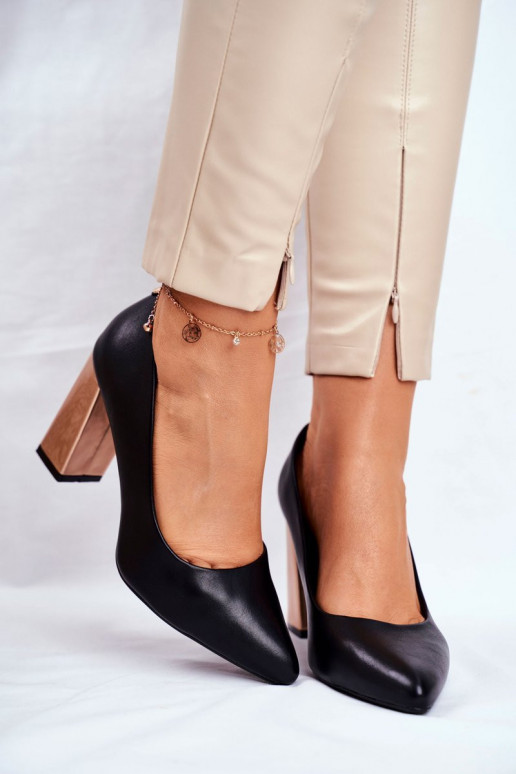 Chaussures d'un modèle classique avec un talon décoré de Sergio Leone