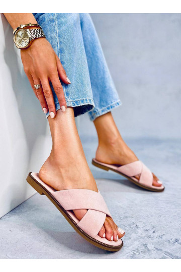 Les chaussons sont roses