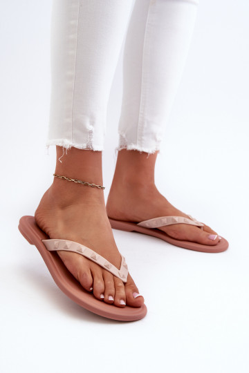 Les chaussons sont roses