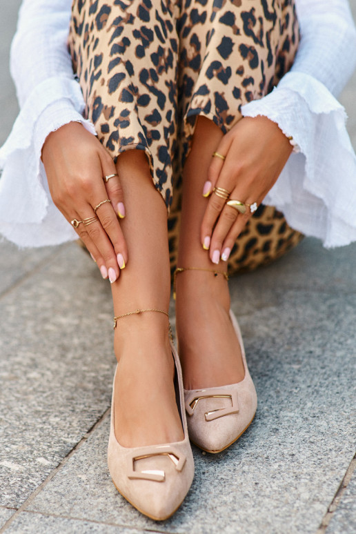 Schuhe mit niedrigem Absatz und... Schuhe mit niedrigem Absatz und...