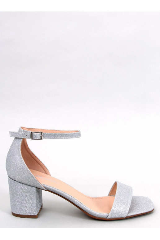 Chaussures brillantes de couleur grise