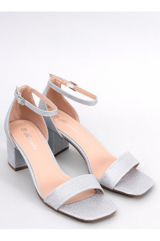 Chaussures brillantes de couleur grise