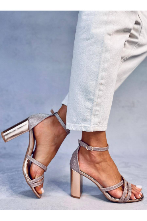 Stijlvolle sandalen met hoge hakken... Stijlvolle sandalen met hoge hakken...