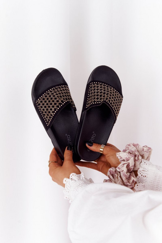 Les pantoufles sont noires