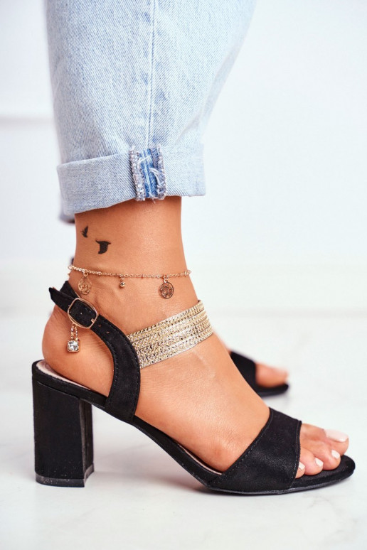 Damen-Sandalen aus Wildleder mit hohen Absätzen in der Farbe Schwarz. Viel Spaß Damen-Sandalen aus Wildleder mit hohen Absätzen in der Farbe Schwarz. Viel Spaß