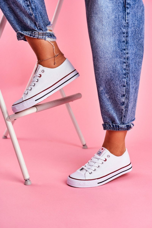 Chaussures de loisirs modèle classique de couleur blanche avec décor rouge Ecoma Chaussures de loisirs modèle classique de couleur blanche avec décor rouge Ecoma