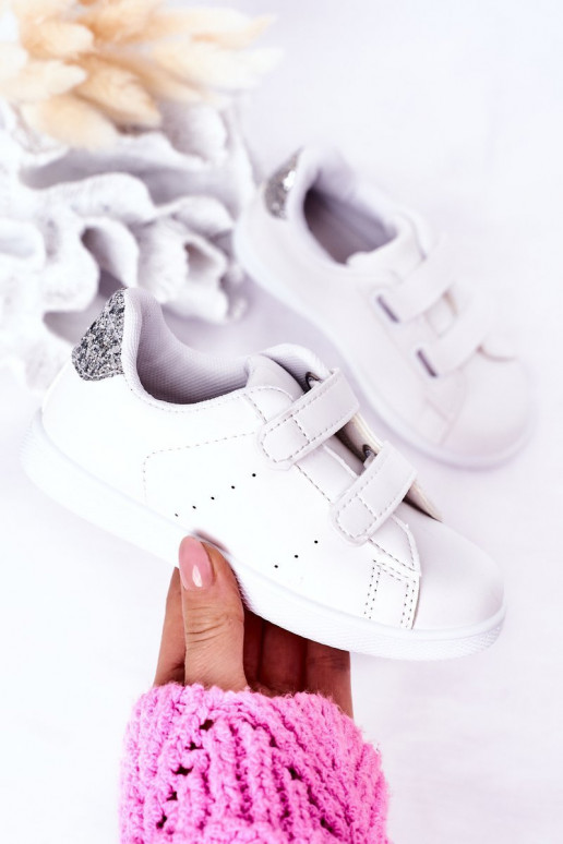 Kinder-Sneaker mit Klebeverschlüssen in der Farbe Weiß-Silber „Cute Girl“. Kinder-Sneaker mit Klebeverschlüssen in der Farbe Weiß-Silber „Cute Girl“.