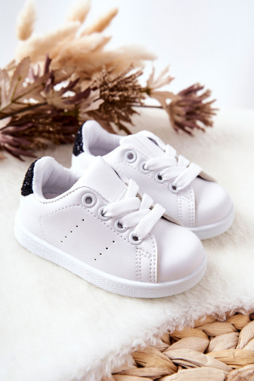 Kinder-Sneaker in weiß-schwarzer Farbe, glänzend 2