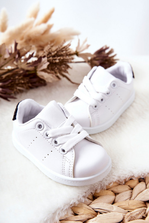 Kinder-Sneaker in weiß-schwarzer Farbe, glänzend
