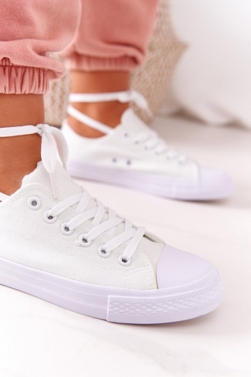 Klassisches Freizeitschuhmodell in weißer Farbe