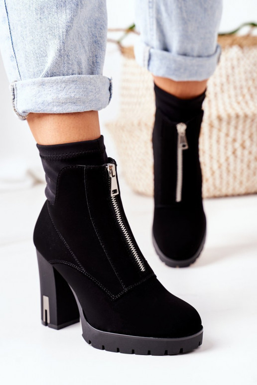 Gewärmte Stiefel mit Absatz in Schwarz von Wonder Woman Gewärmte Stiefel mit Absatz in Schwarz von Wonder Woman