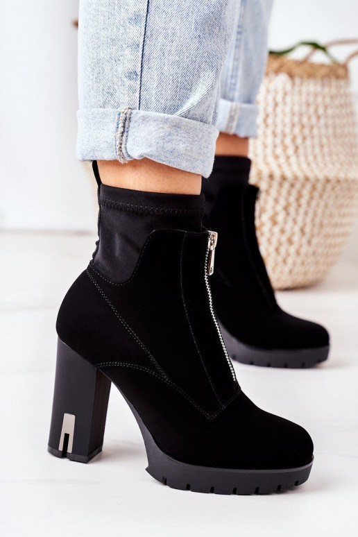 Gewärmte Stiefel mit Absatz in Schwarz von Wonder Woman Gewärmte Stiefel mit Absatz in Schwarz von Wonder Woman