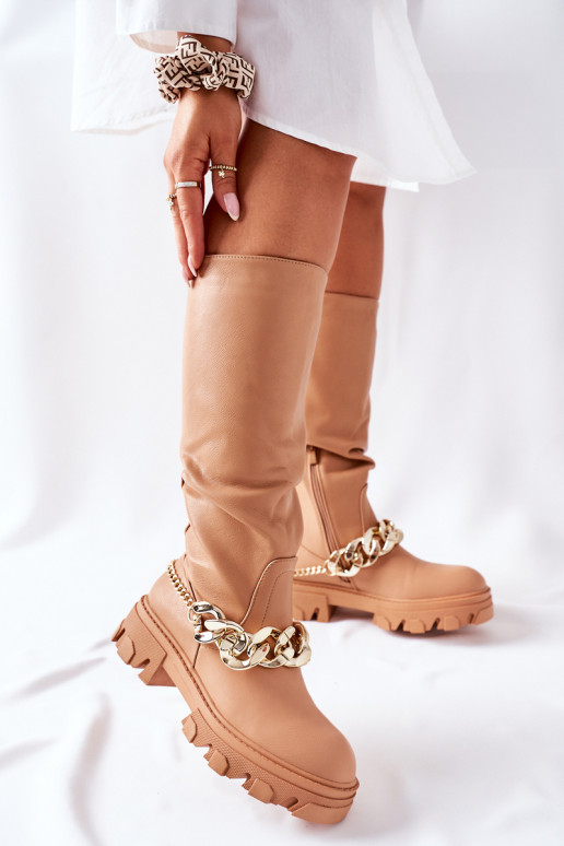 Lange Stiefel mit stilvollen Details in der Farbe Braun von Cecina Lange Stiefel mit stilvollen Details in der Farbe Braun von Cecina