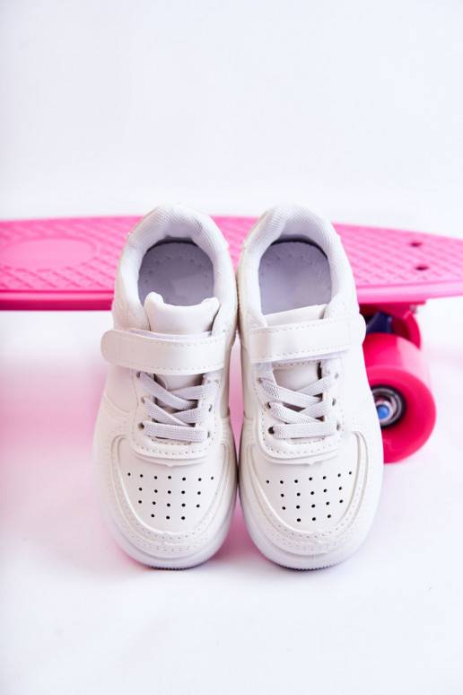 Kindersportschuhe mit Klebeverschlüssen in der Farbe Weiß Elike Kindersportschuhe mit Klebeverschlüssen in der Farbe Weiß Elike