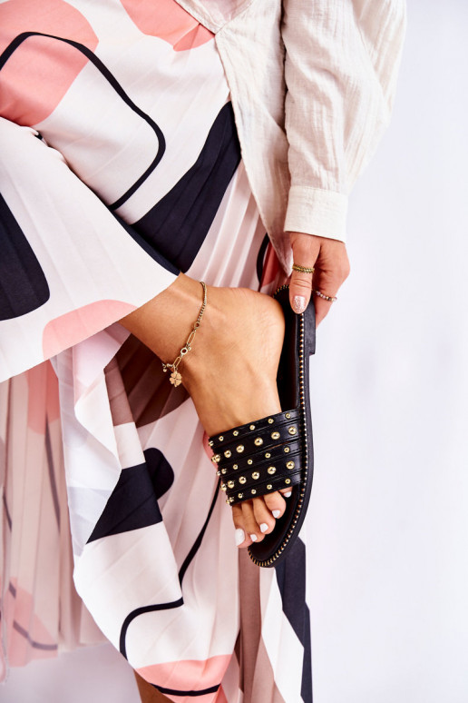 Lederhausschuhe mit Ornamenten in der Farbe Schwarz Brien Lederhausschuhe mit Ornamenten in der Farbe Schwarz Brien