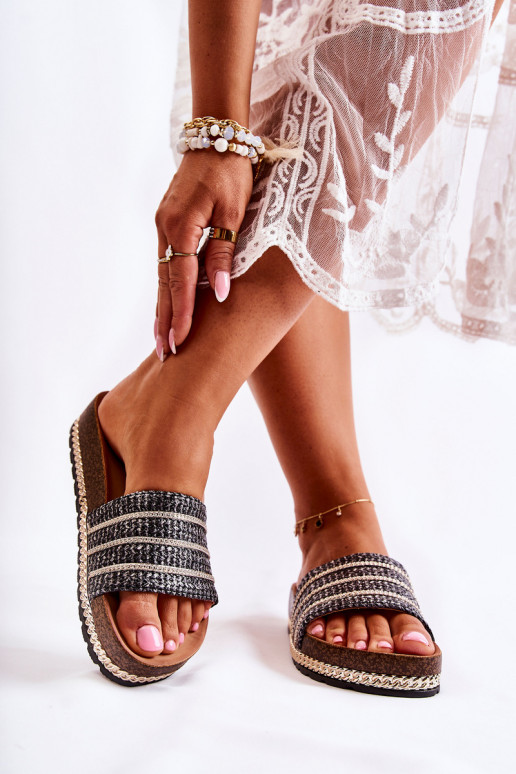 Chaussons modèle classique avec chaînes de couleur noire Maddy Chaussons modèle classique avec chaînes de couleur noire Maddy