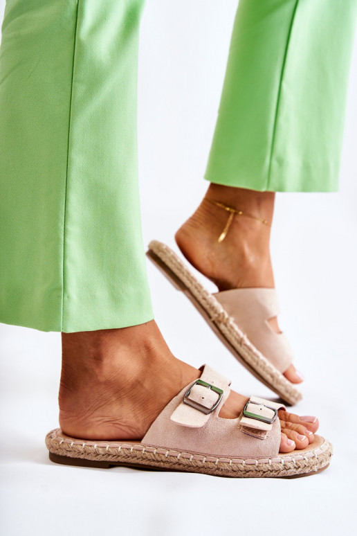 Klassisches Modell Damen-Hausschuhe aus Wildleder in Beige von Casilda Klassisches Modell Damen-Hausschuhe aus Wildleder in Beige von Casilda