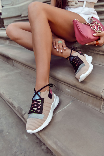 Klayra beige Klayra schoenen van het resistente model Sneakers model