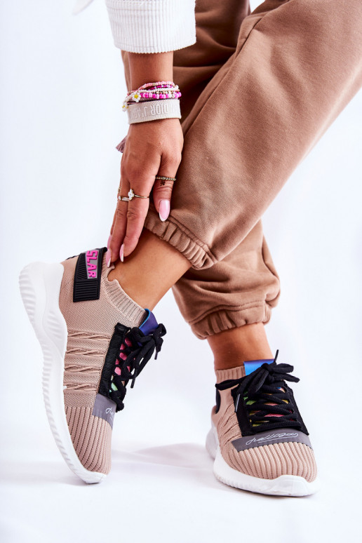 Chaussures Klayra beiges Klayra du modèle résistant Modèle Sneakers