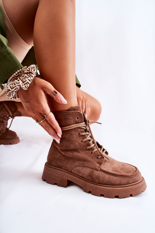 Aus Wildleder gefertigt. Braune Stiefel mit Riemchen Vanita Aus Wildleder gefertigt. Braune Stiefel mit Riemchen Vanita