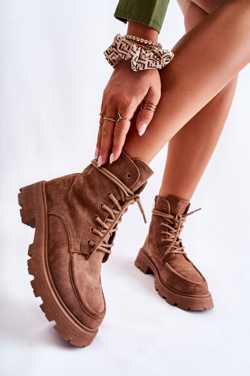 Aus Wildleder gefertigt. Braune Stiefel mit Riemchen Vanita Aus Wildleder gefertigt. Braune Stiefel mit Riemchen Vanita