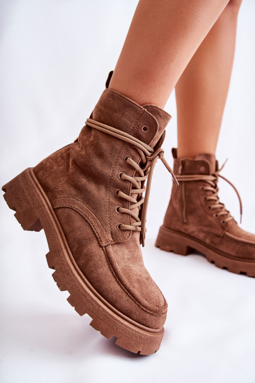 Aus Wildleder gefertigt. Braune Stiefel mit Riemchen Vanita Aus Wildleder gefertigt. Braune Stiefel mit Riemchen Vanita