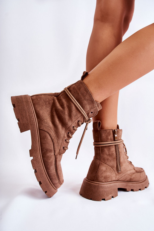 Aus Wildleder gefertigt. Braune Stiefel mit Riemchen Vanita Aus Wildleder gefertigt. Braune Stiefel mit Riemchen Vanita