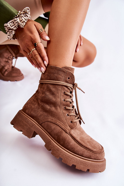 Aus Wildleder gefertigt. Braune Stiefel mit Riemchen Vanita Aus Wildleder gefertigt. Braune Stiefel mit Riemchen Vanita